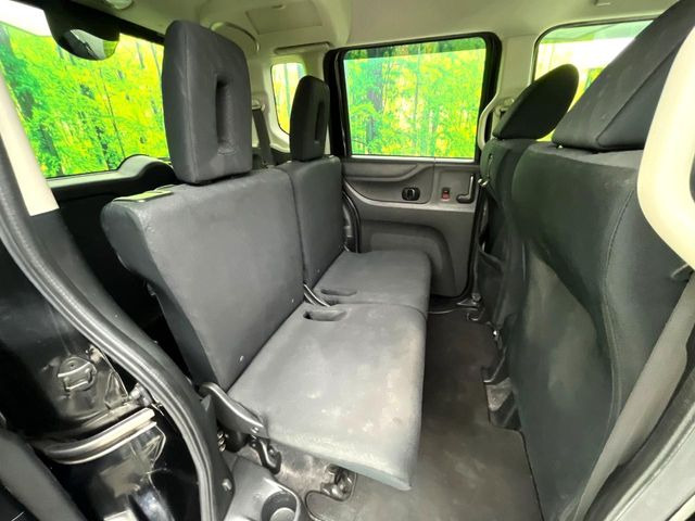 広々とした2列目シートは居住性が高く、居心地も快適!友達や家族とのお出かけにぴったりです。ベビーシートやチャイルドシート使用時も快適にお過ごしいただける十分な空間を確保しています。