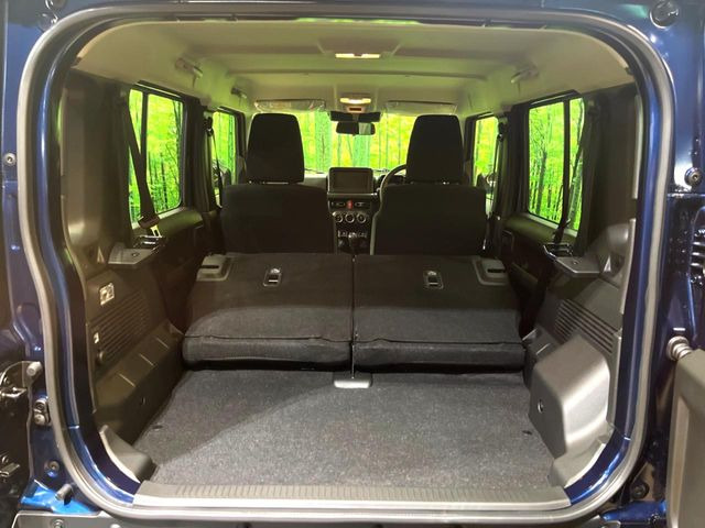 普段のお買い物や通勤、送迎等に十分な荷室スペースを確保しております。セカンドシートを倒すと、大きな荷物の積載も可能です♪