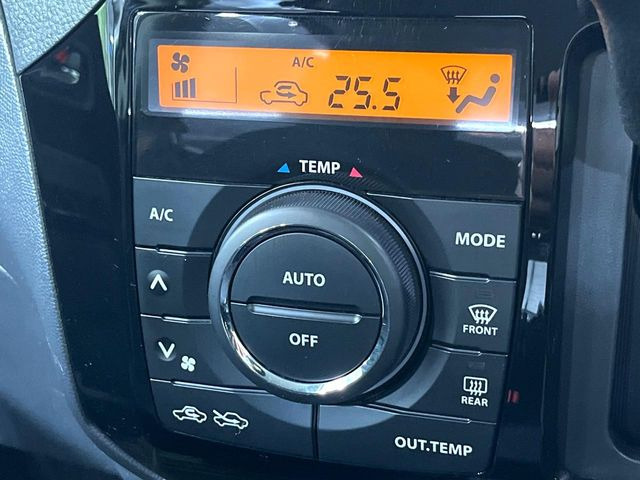 【オートエアコン】一度お好みの温度に設定すれば、車内の温度を検知し風量や温度を自動で調整。暑い&hellip;寒い&hellip;と何度もスイッチ操作をする必要はありません。快適な車内空間には必須の機能ですね♪