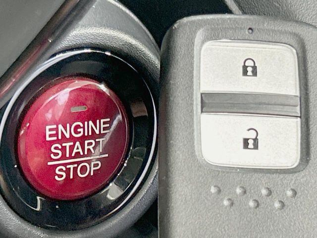 �yHonda�X�}�[�g�L�[�z�J�o����|�P�b�g�ɓ��ꂽ�܂܂ł��h�A�̎{���E�������\�ȃX�}�[�g�L�[�𑕔��B�G���W���̃I���E�I�t�����J�M�����o���K�v����������Ƃ��Ă��֗��ł���