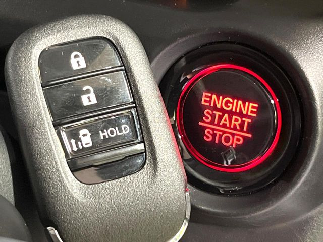 �yHonda�X�}�[�g�L�[�z�J�o����|�P�b�g�ɓ��ꂽ�܂܂ł��h�A�̎{���E�������\�ȃX�}�[�g�L�[�𑕔��B�G���W���̃I���E�I�t�����J�M�����o���K�v����������Ƃ��Ă��֗��ł���