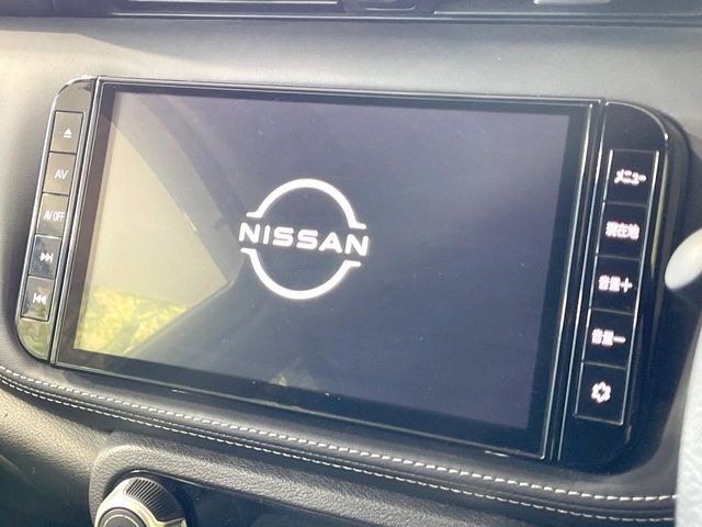 【大画面ナビ】人気の大型9インチナビを装備。存在感のある大画面はインパクト大!ナビ利用時のマップ表示は見やすく、テレビやDVDは臨場感がアップ!いつものドライブがグッと楽しくなります♪