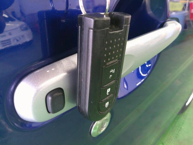 �L�[���|�P�b�g�ɓ��ꂽ�܂܂ł��G���W��ON/OFF�A�h�A�{��/�J���\���֗��ȃX�}�[�g�L�[�ł��B