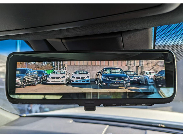 デジタルインナーミラー装備 後方カメラの鮮明な映像をルームミラーに投影します。