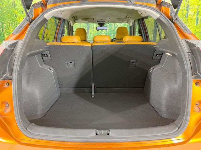 ���i�̂���������ʋ΁A���}���ɏ\���ȉ׎��X�y�[�X���m�ۂ��Ă���܂��B�Z�J���h�V�[�g��|���ƁA�傫�ȉו��̐ύڂ��\�ł���