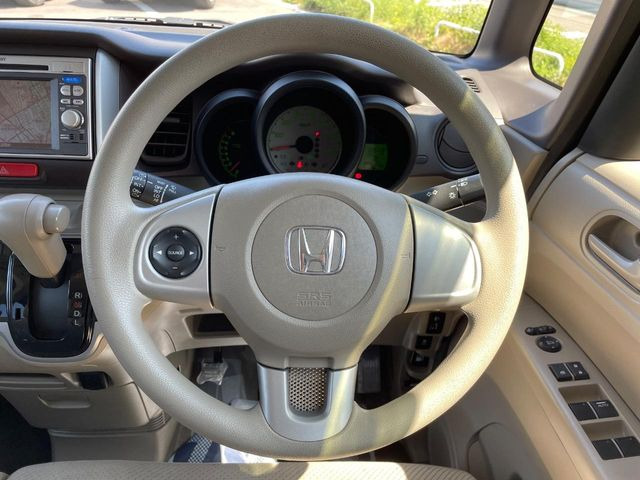 �C���e���A�ɍ��킹���f�U�C���̃X�e�A�����O�́A�^�]�������̂��Ƃ��l���A�^�]���₷���`��A�傫���ł��B�����x�A���ۂɐG���Ă��m���߂��������B