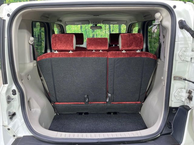 普段のお買い物や通勤、送迎等に十分な荷室スペースを確保しております。セカンドシートを倒すと、大きな荷物の積載も可能です♪