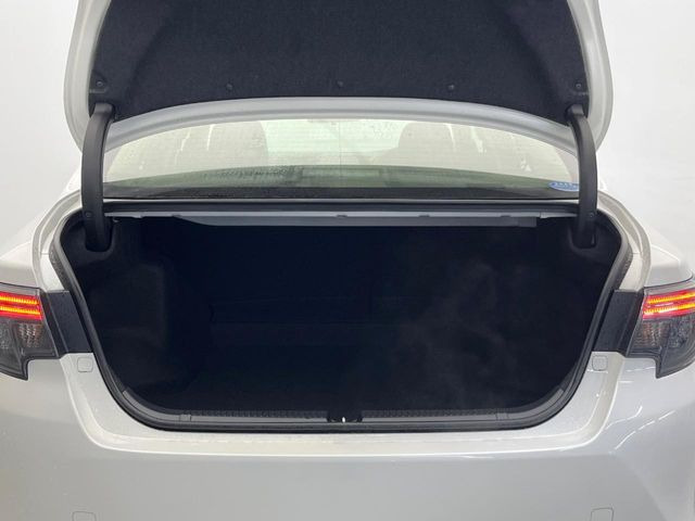 積み下ろしのしやすいデッキにはたっぷりと荷物を積み込んでいただけます。遊びから仕事まで、様々なシーンで頼れます♪