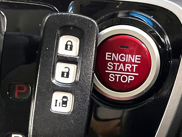 【Hondaスマートキー】カバンやポケットに入れたままでもドアの施錠・解錠が可能なスマートキーを装備。エンジンのオン・オフ時もカギを取り出す必要が無いからとっても便利です♪