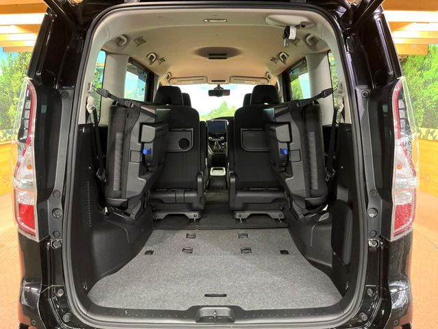後席を格納すると、これだけの広さが!シーンに合わせたシートアレンジで、大きな荷物も積むことが出来ます♪