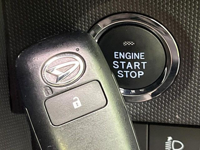 【キーフリーシステム】カバンやポケットに入れたままでもドアの施錠・解錠が可能なスマートキーを装備。エンジンのオン・オフ時もカギを取り出す必要が無いからとっても便利です♪