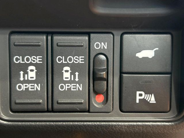 【両側パワースライドドア】スマートキーや運転席のスイッチで後席両側スライドドアの開閉が可能♪電動だから力を入れてドアを開ける必要が無く、小さなお子様でも簡単に開け閉めでき快適です♪