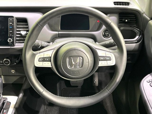 �C���e���A�ɍ��킹���f�U�C���̃X�e�A�����O�́A�^�]�������̂��Ƃ��l���A�^�]���₷���`��A�傫���ł��B�����x�A���ۂɐG���Ă��m���߂��������B