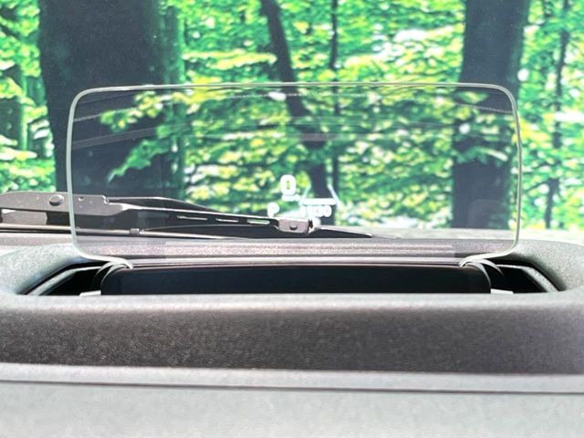 【ヘッドアップディスプレイ】現在の速度や走行情報をデジタル表示で運転席前方のガラスに投影!運転中、目線をずらさず必要な情報を確認できるのでとっても便利で安心!