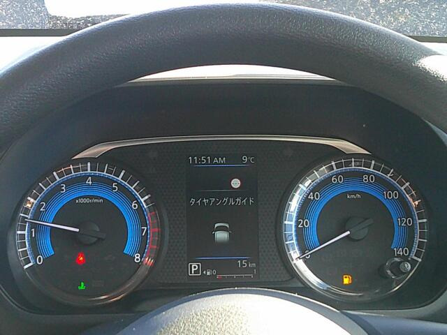 3�ɕ����ꂽ���[�^�[�p�l���͋@�\���Ƃɕ�����Ă���̂ŁA�Ԃ̏󋵂����f���₷���A���₷���f�U�C���ƂȂ��Ă���܂��B