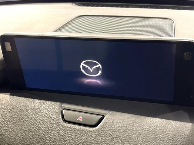 【12.3インチマツダコネクト】車内の雰囲気にマッチした大型ディスプレイ。スマホ接続でのナビ使用やBluetooth再生等、様々な機能が楽しめます。直感的なダイヤル操作が可能で、使い勝手も良好です。