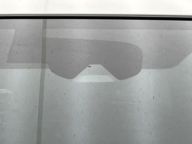 【エマージェンシーブレーキ】走行中に前方の車両等を認識し、衝突しそうな時は警報とブレーキで衝突回避と被害軽減をアシスト。より安全にドライブをお楽しみいただけます。