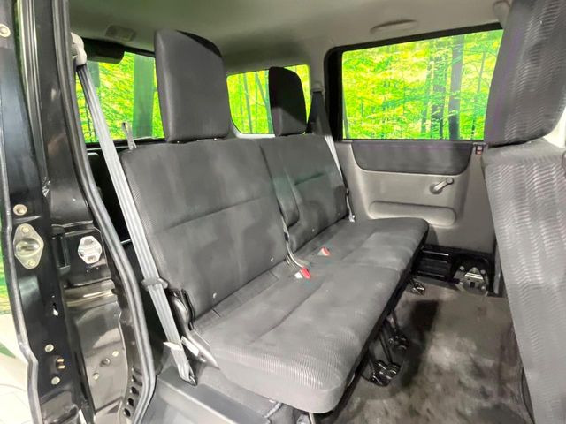 広々とした2列目シートは居住性が高く、居心地も快適!友達や家族とのお出かけにぴったりです。ベビーシートやチャイルドシート使用時も快適にお過ごしいただける十分な空間を確保しています。
