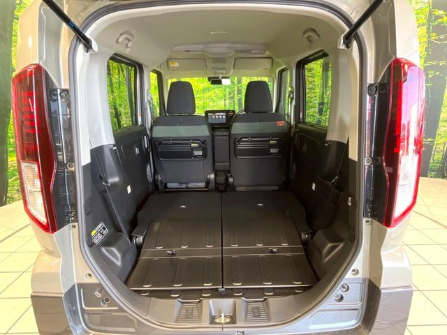 積み下ろしのしやすいデッキにはたっぷりと荷物を積み込んでいただけます。遊びから仕事まで、様々なシーンで頼れます♪