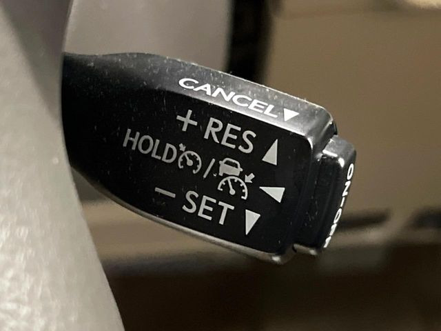 【レーダークルーズコントロール】高速道路での長距離走行が楽に!!自動で速度を保つクルーズコントロールが、衝突軽減システムと連携し、前方の車両を感知して車間を保つように速度調節してくれます!!