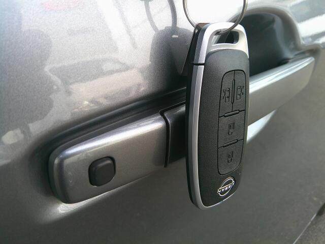 �L�[���|�P�b�g�ɓ��ꂽ�܂܂ł��G���W��ON/OFF�A�h�A�{��/�J���\���֗��ȃX�}�[�g�L�[�ł��B