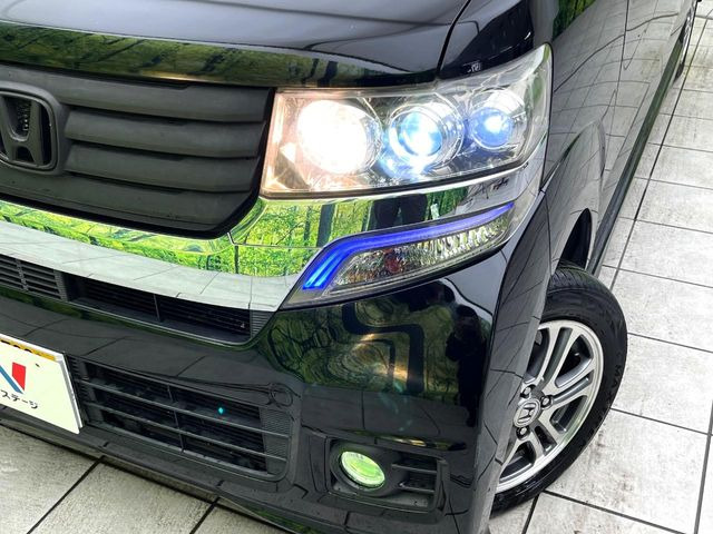 【HIDヘッドライト】非常に明るく前方を照らしてくれるので、悪天候や夜間の走行時も視界良好で安心してお乗りいただけます。