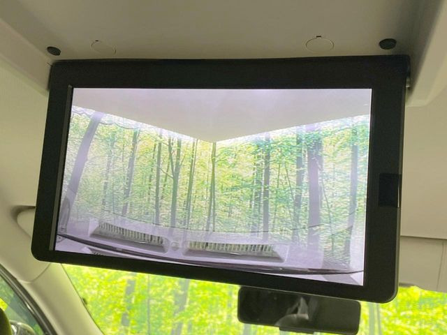 【フリップダウンモニター】大画面モニターで後席でもエンタメをお楽しみいただけます。小さなお子様にも大人気の装備です♪