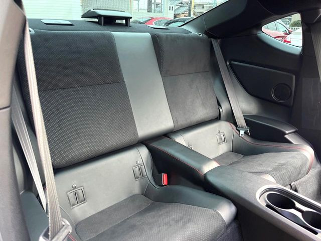 後部座席も気になるようなキズ・汚れやへたり等、大きなダメージはなく、良好な状態です。