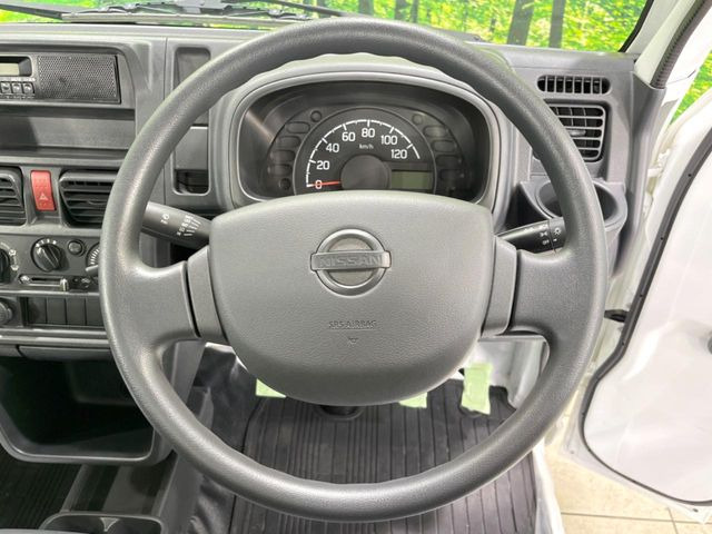 インテリアに合わせたデザインのステアリングは、運転される方のことも考え、運転しやすい形状、大きさです。是非一度、実際に触ってお確かめください。