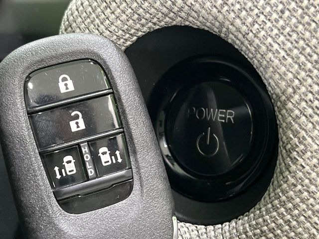 �yHonda�X�}�[�g�L�[�z�J�o����|�P�b�g�ɓ��ꂽ�܂܂ł��h�A�̎{���E�������\�ȃX�}�[�g�L�[�𑕔��B�G���W���̃I���E�I�t�����J�M�����o���K�v����������Ƃ��Ă��֗��ł���