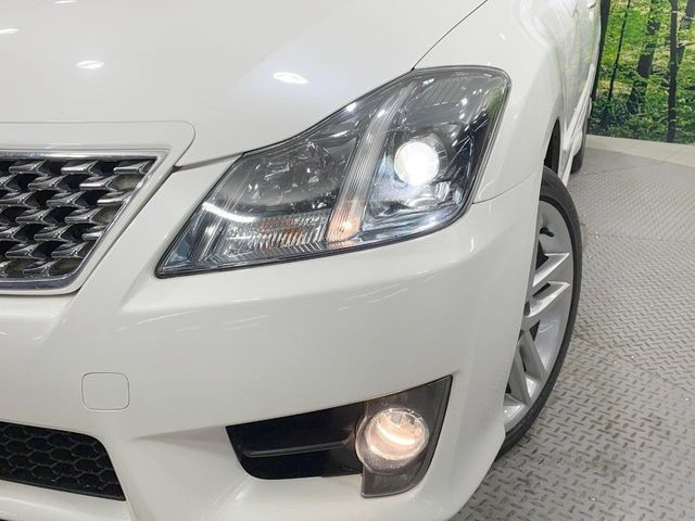 【HIDヘッドライト】非常に明るく前方を照らしてくれるので、悪天候や夜間の走行時も視界良好で安心してお乗りいただけます。