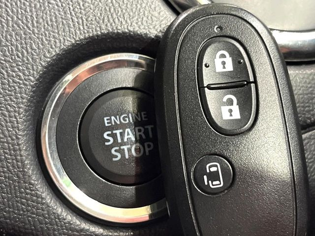【キーレススタートシステム】カバンやポケットに入れたままでもドアの施錠・解錠が可能なスマートキーを装備。エンジンのオン・オフ時もカギを取り出す必要が無いからとっても便利です♪