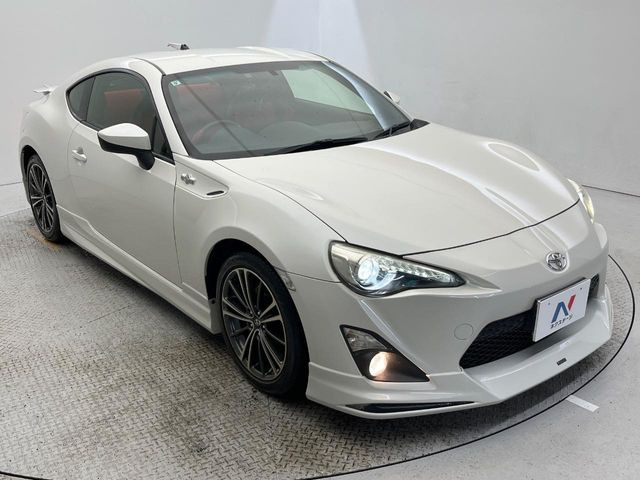 高透明度のガラス皮膜で撥水はもちろん、上質なツヤ・光沢を実現。紫外線や酸性雨から大切な愛車を保護し、色あせ・劣化を防止。「弾スプラッシュコート」、「弾プリミッサコート」からお選びいただけます。