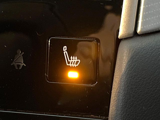 【シートヒーター】寒い日に重宝するシートヒーター!エアコンより早く温まってくれるので寒がりの人も安心ですね♪エアコンの温風は乾燥するから苦手、という方にもをおすすめです。