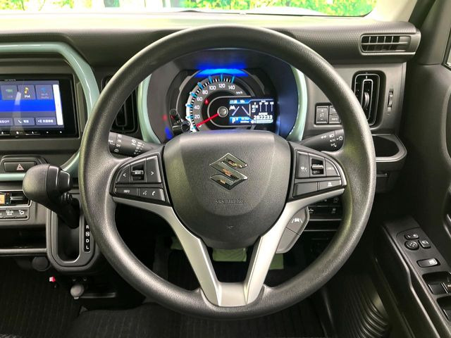 �C���e���A�ɍ��킹���f�U�C���̃X�e�A�����O�́A�^�]�������̂��Ƃ��l���A�^�]���₷���`��A�傫���ł��B�����x�A���ۂɐG���Ă��m���߂��������B