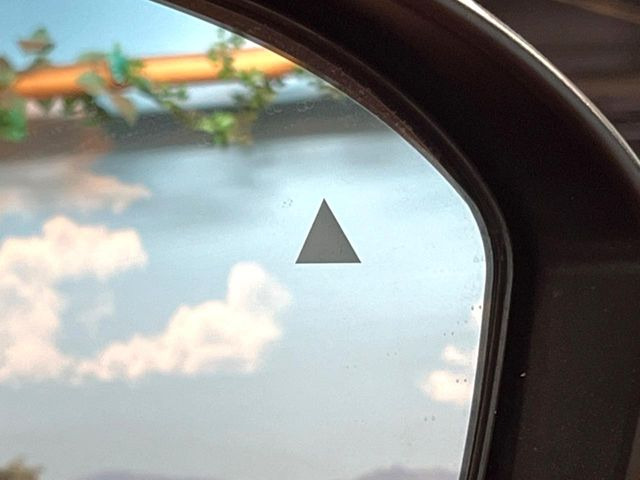 【ブラインドスポットワーニング】走行中、ドアミラーの死角になりやすい箇所に後続車が接近するとサイドミラー付近に警告を表示、ドライバーに注意喚起をしてくれます。