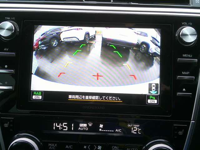 ★バックカメラを装備★シフトレバーを「R」の位置にすると自動的に後方の様子をカラー画像で表示!バックの際の安心感を高めます!