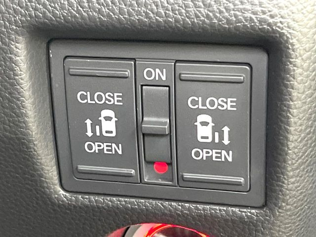 【両側パワースライドドア】スマートキーや運転席のスイッチで後席両側スライドドアの開閉が可能♪電動だから力を入れてドアを開ける必要が無く、小さなお子様でも簡単に開け閉めでき快適です♪