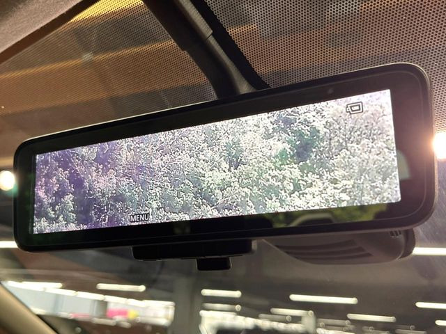 【インテリジェントルームミラー】後席の大きな荷物や同乗者で後方が確認しづらい時でも安心!カメラが撮影した車両後方の映像をルームミラー内に表示。クリアな視界で状況の確認が可能です!