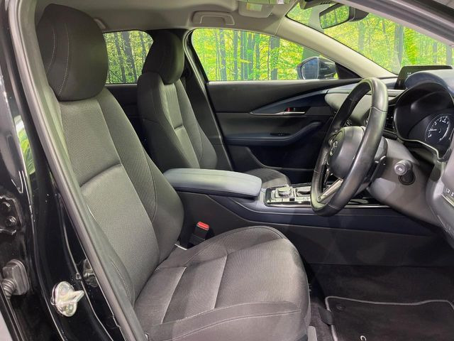 運転席シート廻りは使用感も少なく、良好な状態となっています。前オーナー様が丁寧に使っていたことがよくわかりますね。