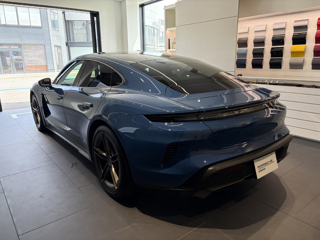 タイカンターボ 4+1シート 4WD