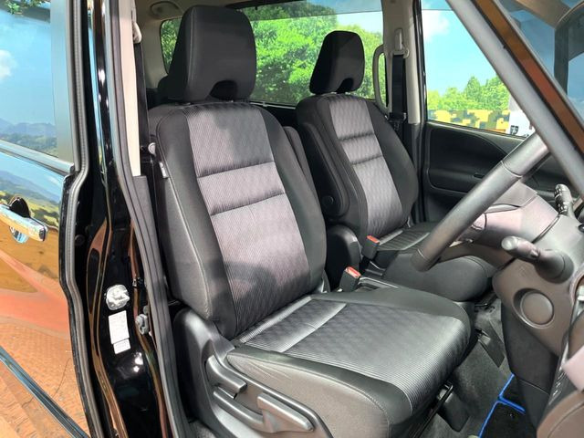 運転席まわりには十分なスペースがあり、大柄な方でもゆったり運転していただける環境です。