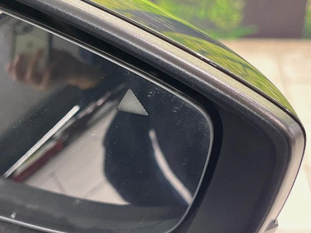 【ブラインドスポットモニタリング】走行中、ドアミラーの死角になりやすい箇所に後続車が接近するとサイドミラー付近に警告を表示、ドライバーに注意喚起をしてくれます。