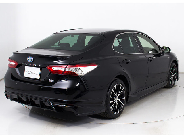 個性的なリアビューで御座います。精悍な佇まいは高級車ならではです。