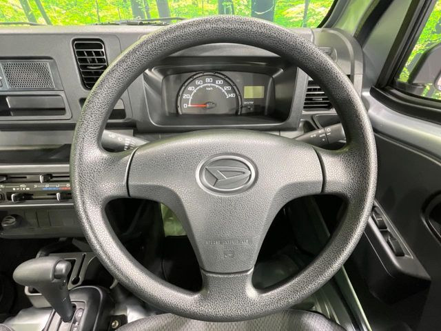 �C���e���A�ɍ��킹���f�U�C���̃X�e�A�����O�́A�^�]�������̂��Ƃ��l���A�^�]���₷���`��A�傫���ł��B�����x�A���ۂɐG���Ă��m���߂��������B