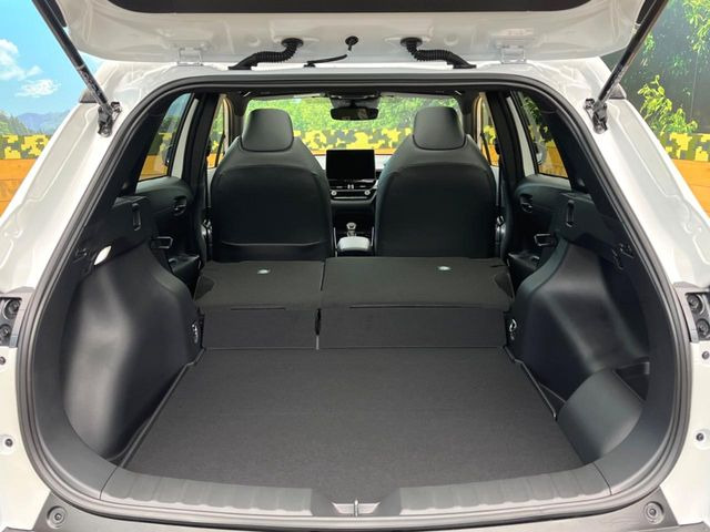 ���i�̂���������ʋ΁A���}���ɏ\���ȉ׎��X�y�[�X���m�ۂ��Ă���܂��B�Z�J���h�V�[�g��|���ƁA�傫�ȉו��̐ύڂ��\�ł���