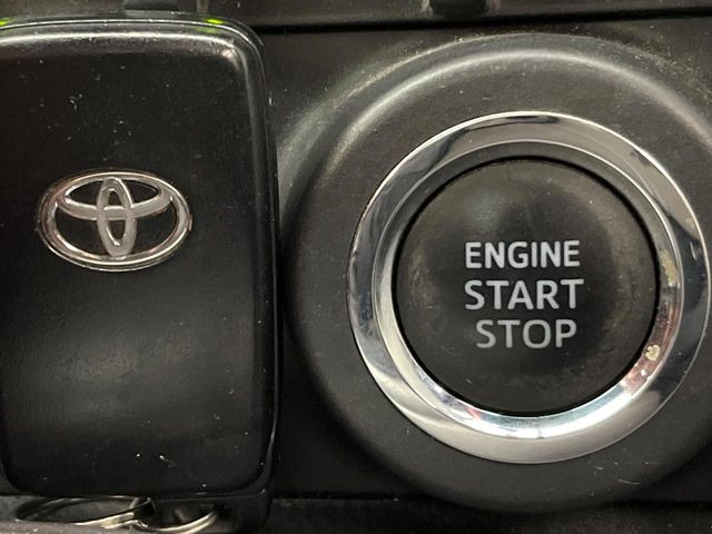 【スマートキー】カバンやポケットに入れたままでもドアの施錠・解錠が可能なスマートキーを装備。エンジンのオン・オフ時もカギを取り出す必要が無いからとっても便利です♪