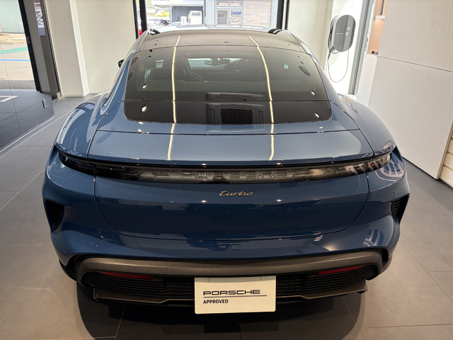 タイカンターボ 4+1シート 4WD