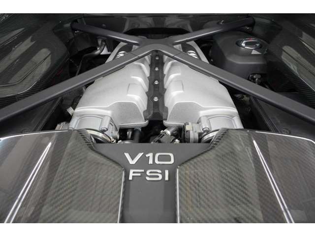 ���R�z�CV10�G���W���͍���M�d�ȑ��݂ł��B620ps/59.1kgm��4WD�ł��y���ݒ����܂��B