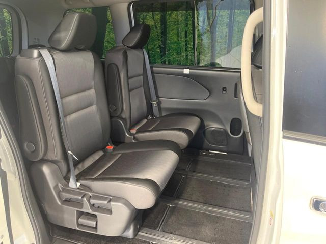 後部座席も気になるようなキズ・汚れやへたり等、大きなダメージはなく、良好な状態です。